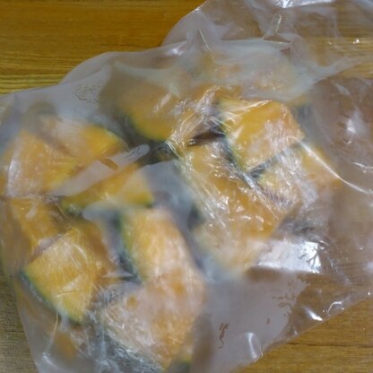 またまたリピですぅ☆写真撮るの忘れてて、あわてて冷凍庫から出して撮りました(^_^;)このレシピのおかげですっかりかぼチュー（かぼちゃ中毒の略）です！ごちです♪
